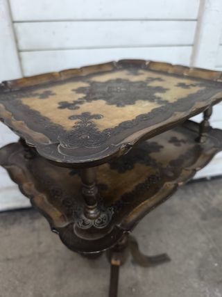 Mesita auxiliar antigua de madera.