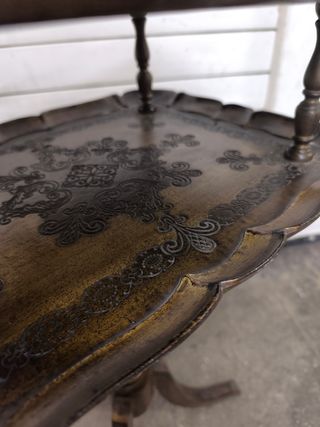 Mesita auxiliar antigua de madera.