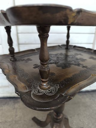 Mesita auxiliar antigua de madera.