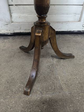 Mesita auxiliar antigua de madera.