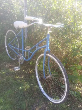 Bicicleta azul clásica vintage adorno