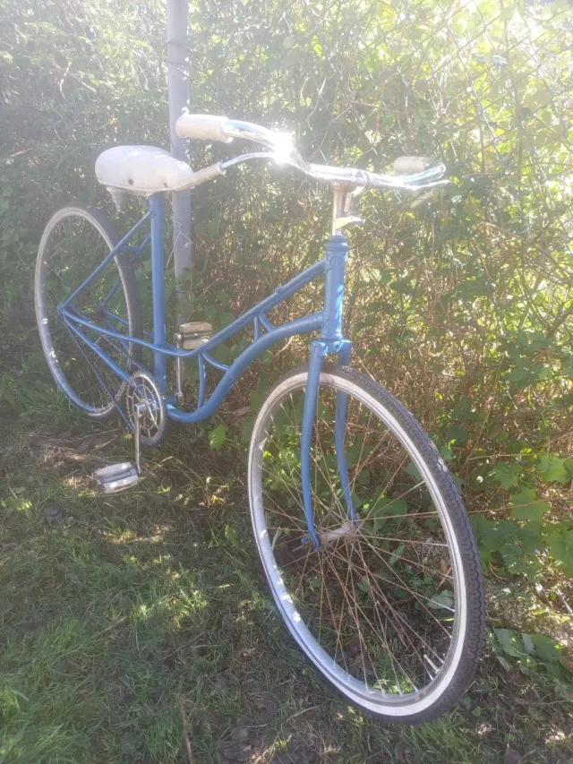 Bicicleta azul clásica vintage adorno