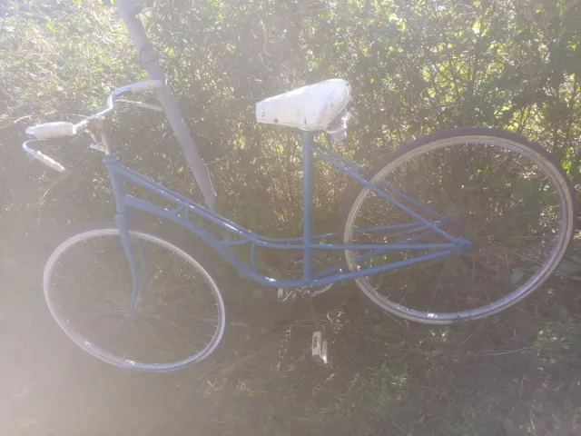 Bicicleta azul clásica vintage adorno