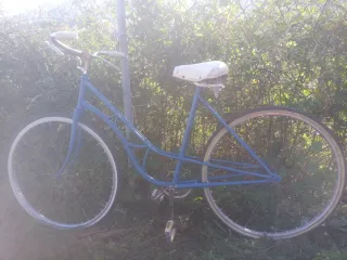 Bicicleta azul clásica vintage adorno