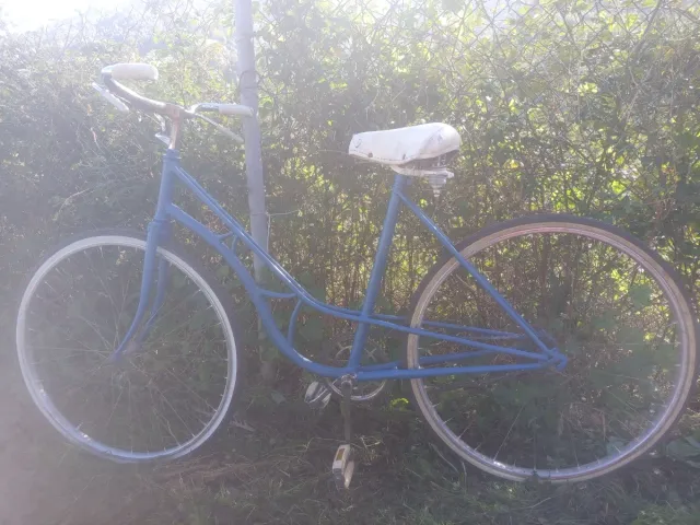 Bicicleta azul clásica vintage adorno