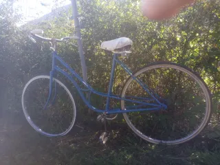Bicicleta azul clásica vintage adorno