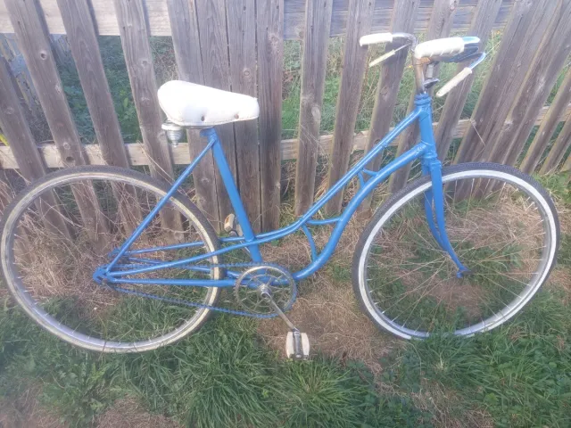 Bicicleta azul clásica vintage adorno