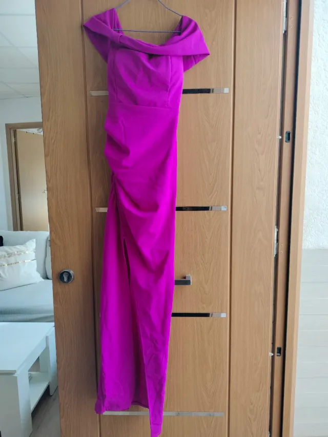 Vestido largo púrpura con abertura