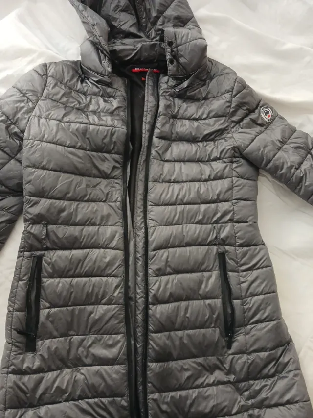 Chaqueta acolchada gris con capucha