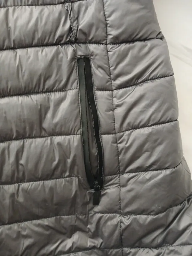 Chaqueta acolchada gris con capucha