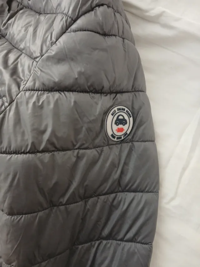 Chaqueta acolchada gris con capucha