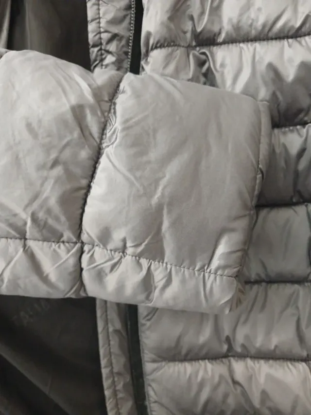 Chaqueta acolchada gris con capucha