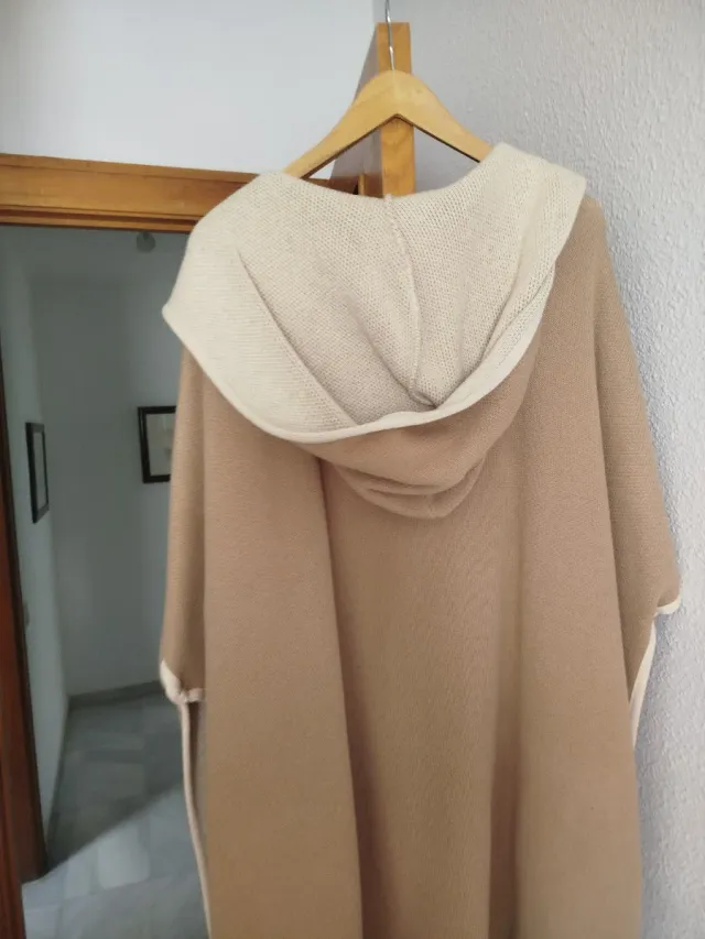 Abrigo capa Zara Knit capucha dos tonos