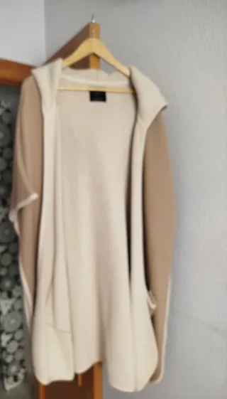 Abrigo capa Zara Knit capucha dos tonos