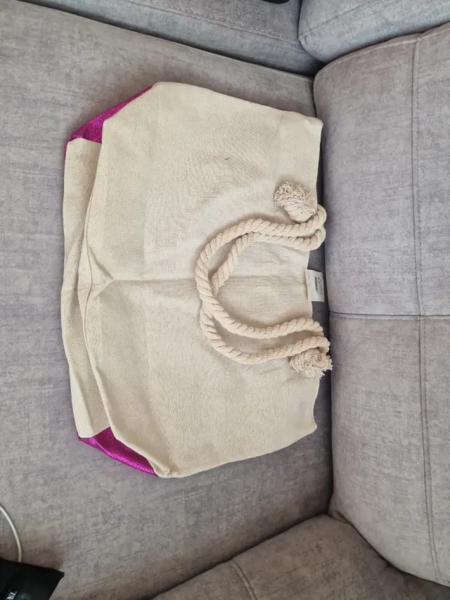 Bolso de tela beige con detalles fucsia