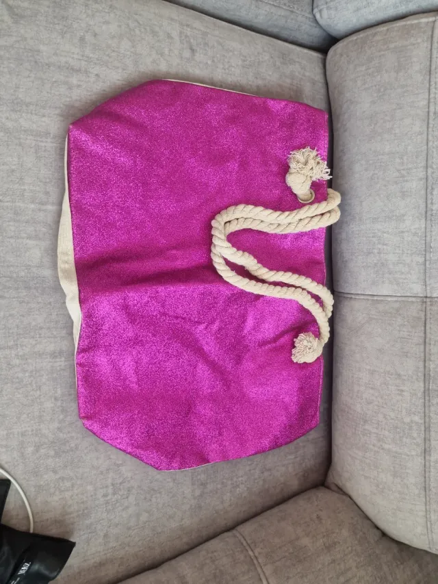 Bolso de tela beige con detalles fucsia