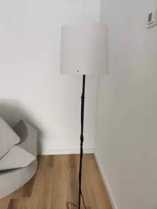 Lámpara de pie Ikea blanca y negra