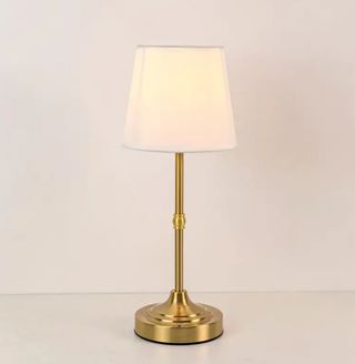 Lámpara de mesa dorada y blanca