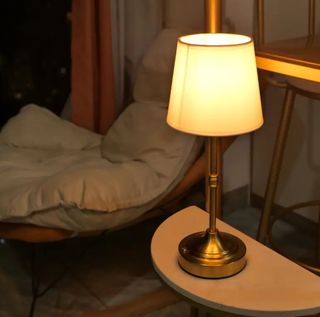 Lámpara de mesa dorada y blanca