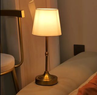 Lámpara de mesa dorada y blanca