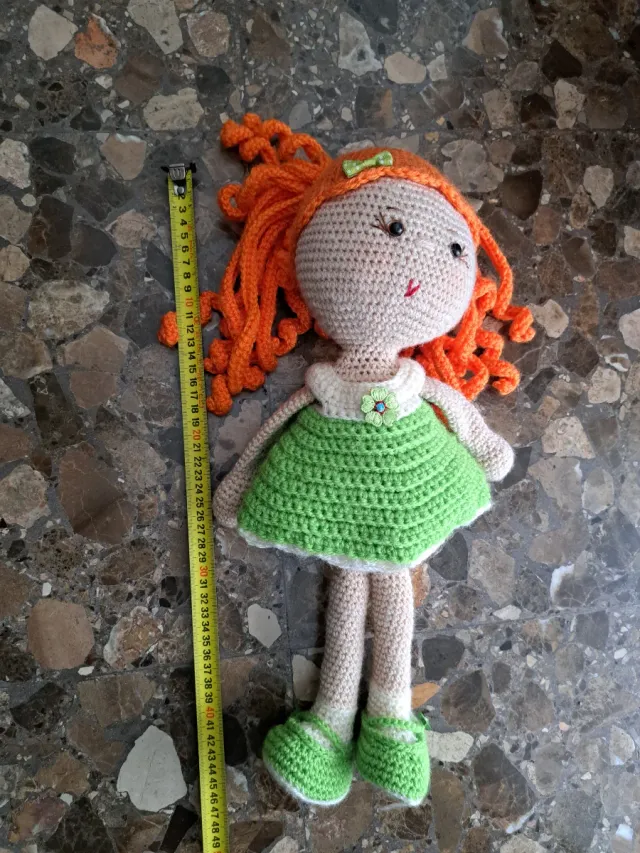 Muñeca de ganchillo hecha a mano