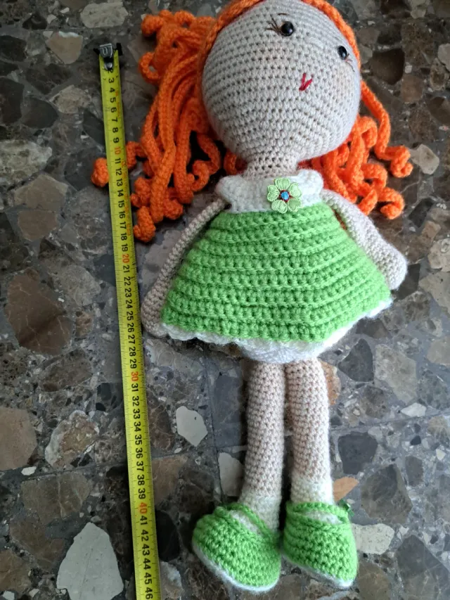 Muñeca de ganchillo hecha a mano