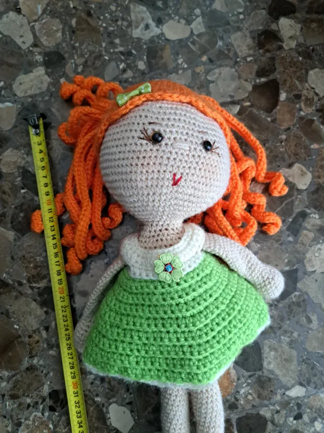Muñeca de ganchillo hecha a mano
