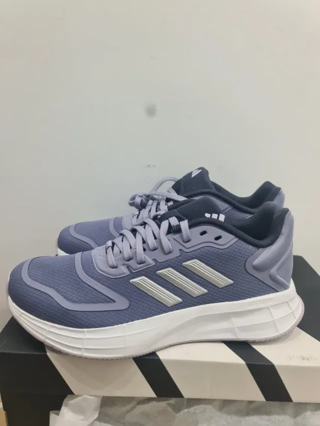 Zapatillas Adidas Grises y Blancas