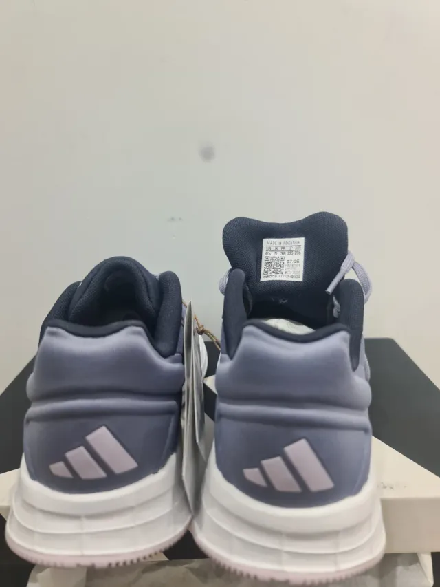 Zapatillas Adidas Grises y Blancas