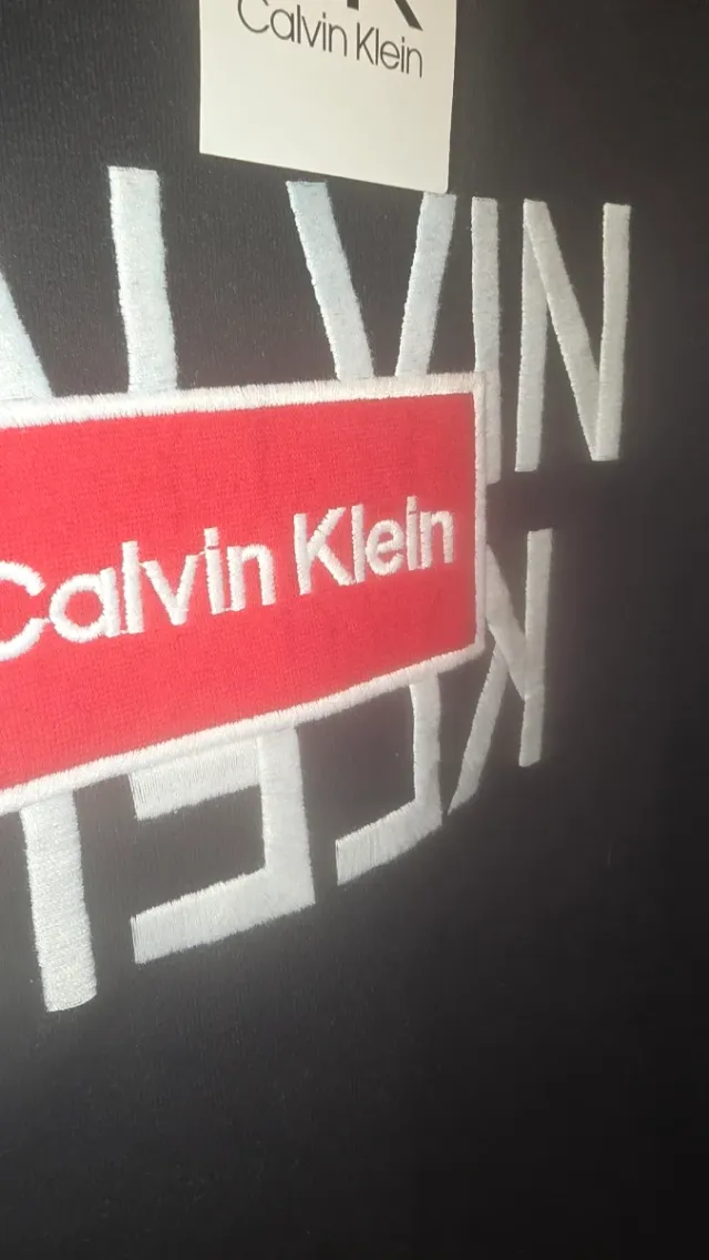 Sudadera logo bordado