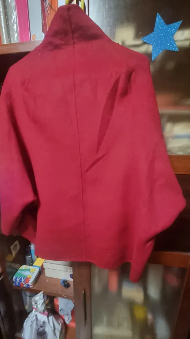 Chaqueta roja cuello alto