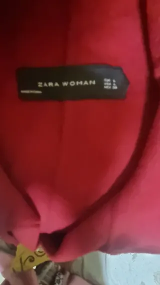 Chaqueta roja cuello alto