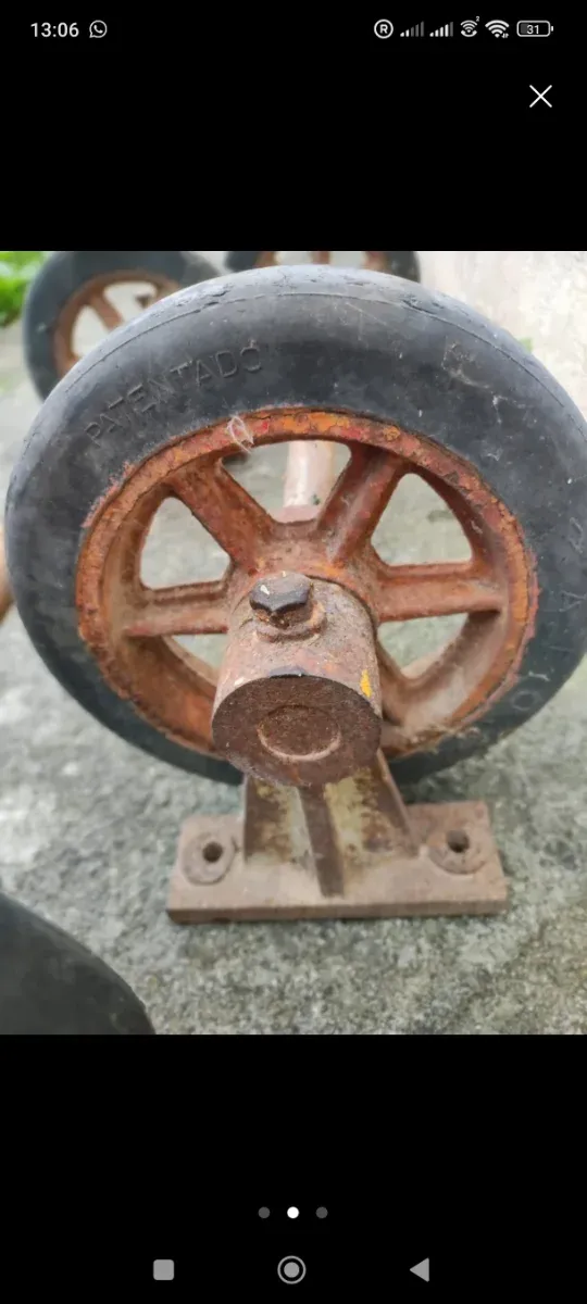 Ruedas antiguas hierro macizo vintage