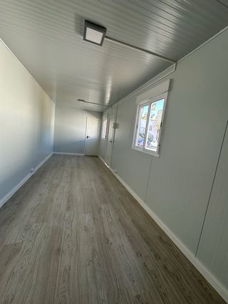 Módulo oficina 8x2,4m con baño