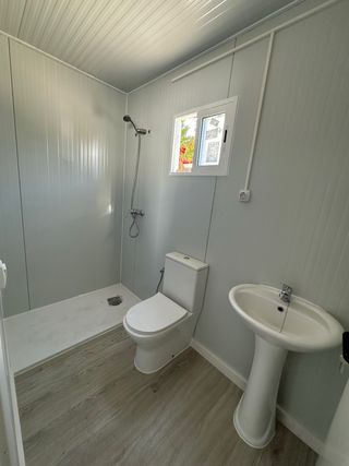 Módulo oficina 8x2,4m con baño