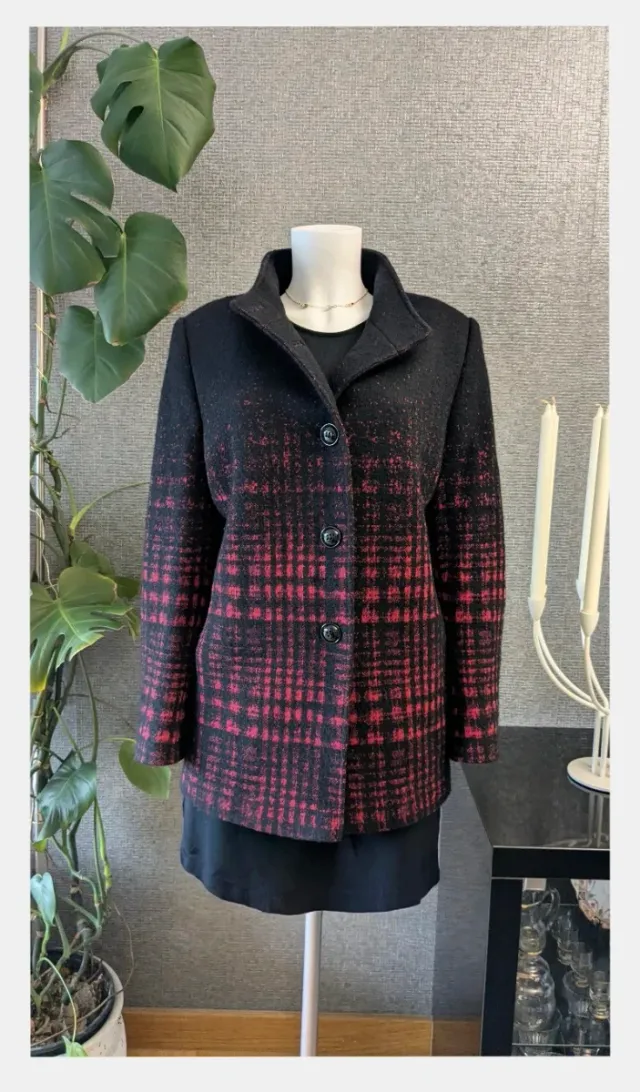 Abrigo lana virgen negro y rojo