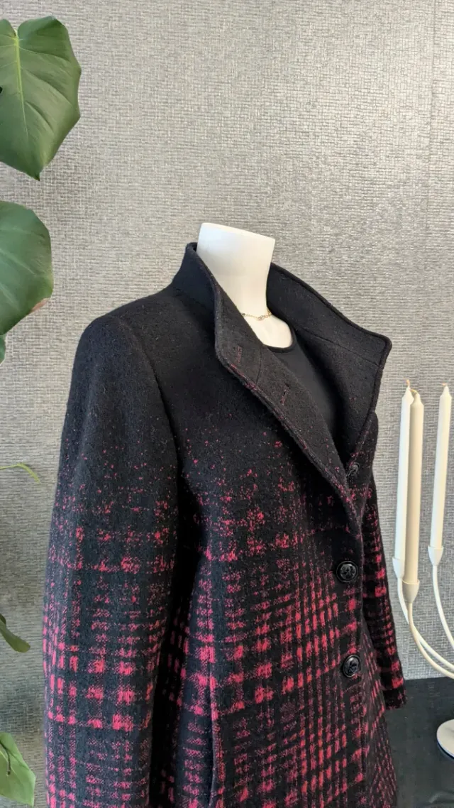 Abrigo lana virgen negro y rojo