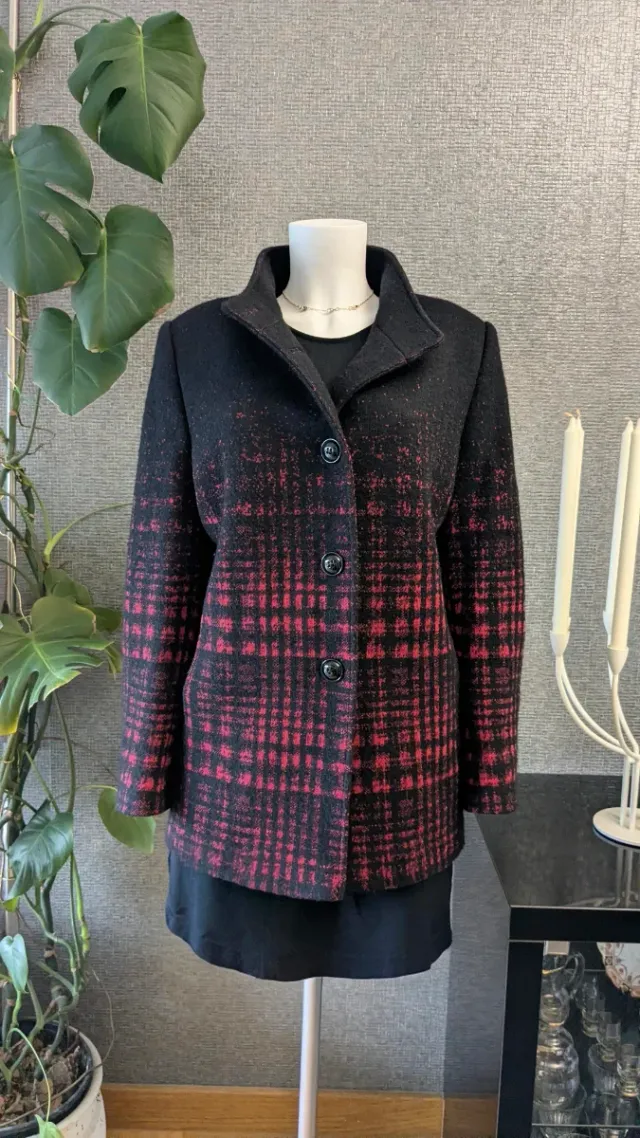 Abrigo lana virgen negro y rojo