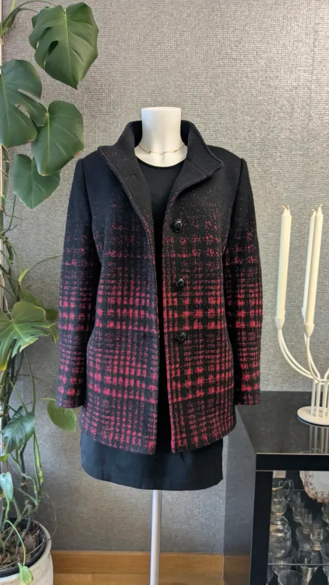 Abrigo lana virgen negro y rojo