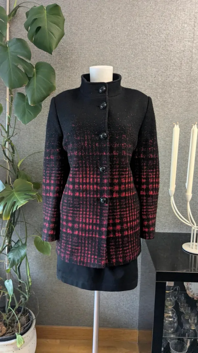 Abrigo lana virgen negro y rojo