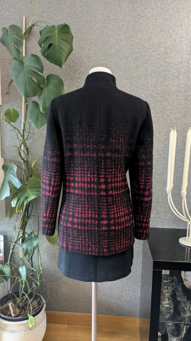 Abrigo lana virgen negro y rojo