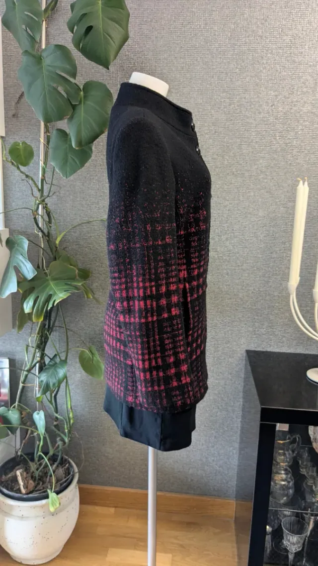 Abrigo lana virgen negro y rojo