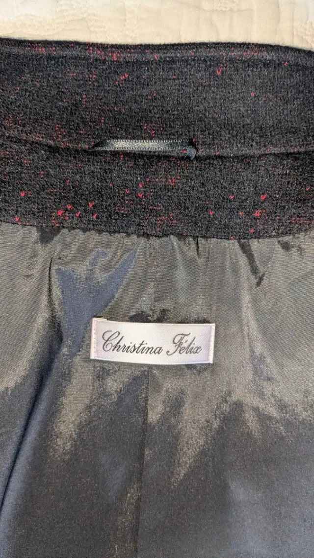 Abrigo lana virgen negro y rojo