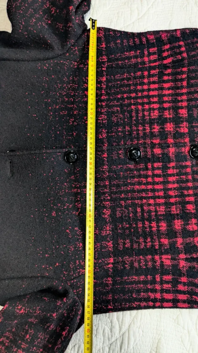 Abrigo lana virgen negro y rojo