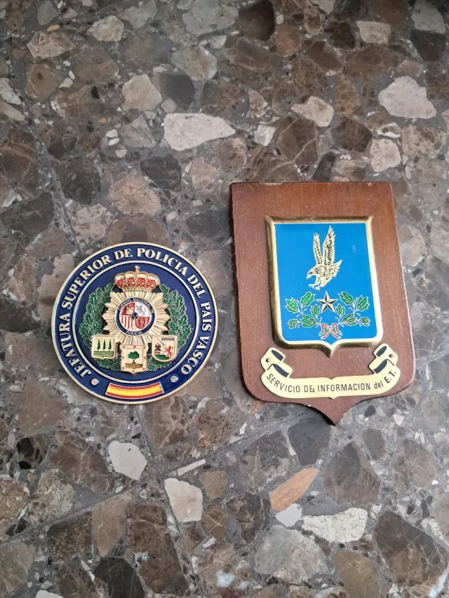 Lote de 2 condecoraciones policiales