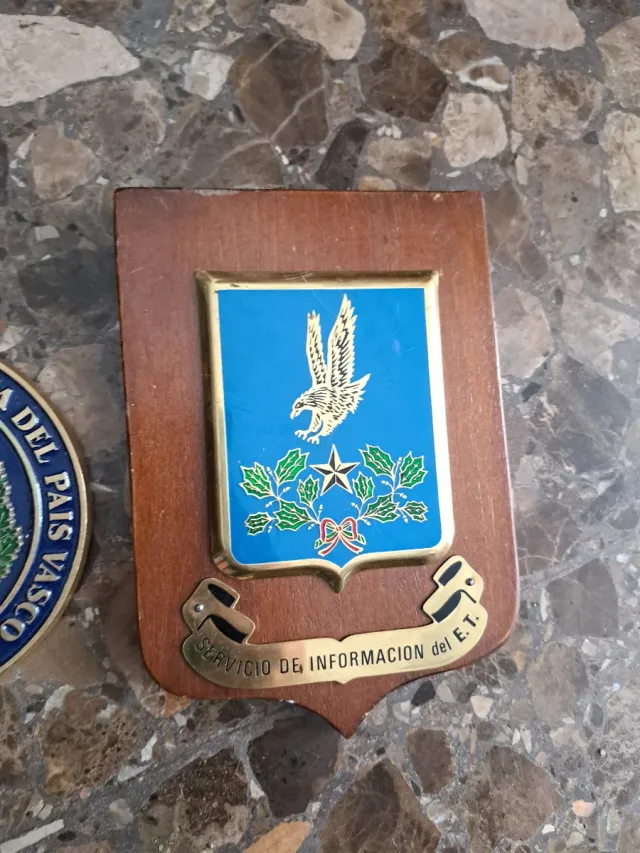 Lote de 2 condecoraciones policiales