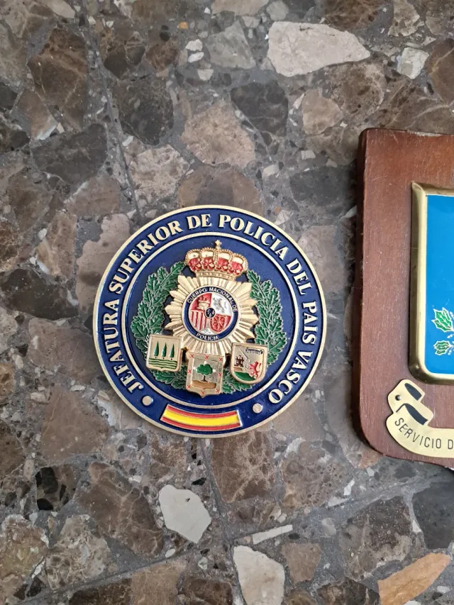 Lote de 2 condecoraciones policiales