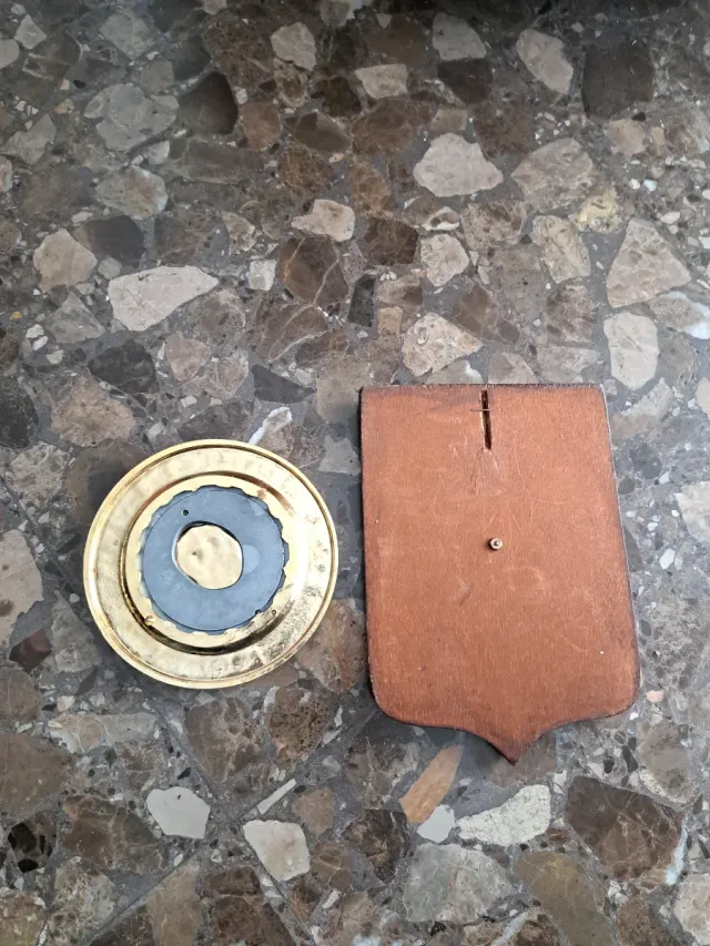 Lote de 2 condecoraciones policiales