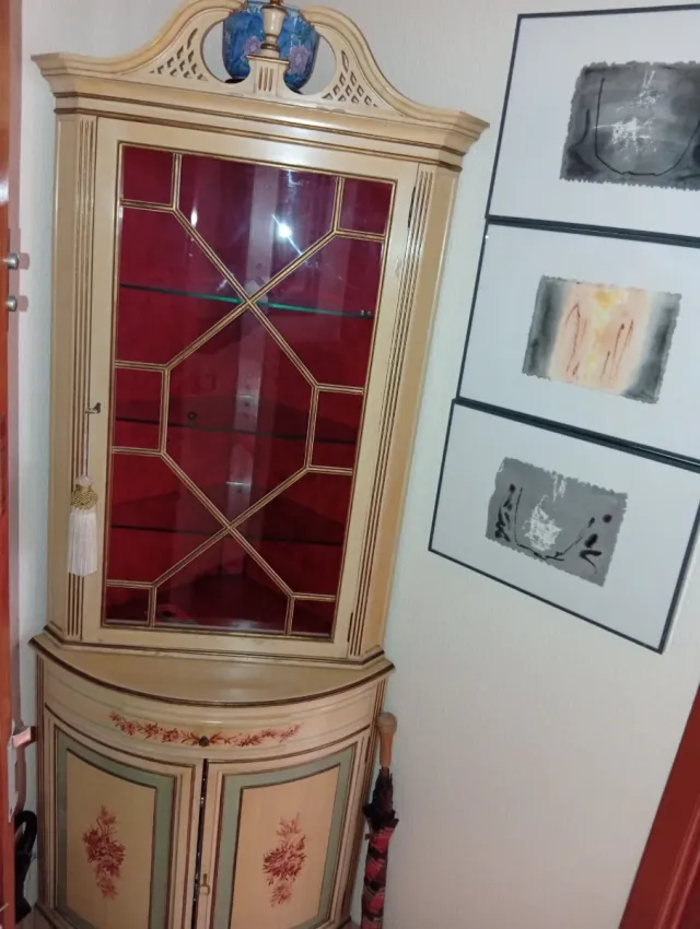 Mueble esquinero antiguo de madera y cristal