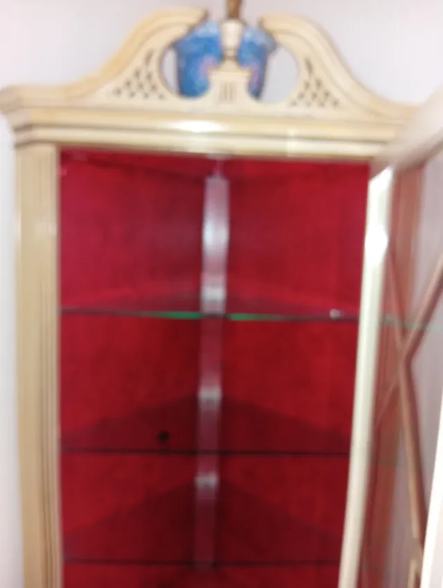 Mueble esquinero antiguo de madera y cristal